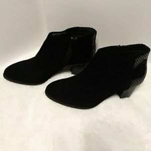 Vionic Orthaheel black suede booties size 8
